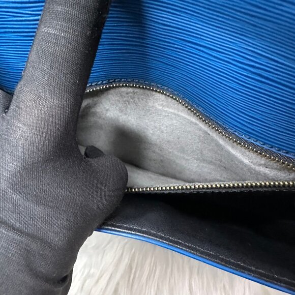 ❌SOLD❌ Authentic Louis Vuitton Saint Cloud GM Epi Leather Crossbody Shoulder Bag - Picture 15 of 17